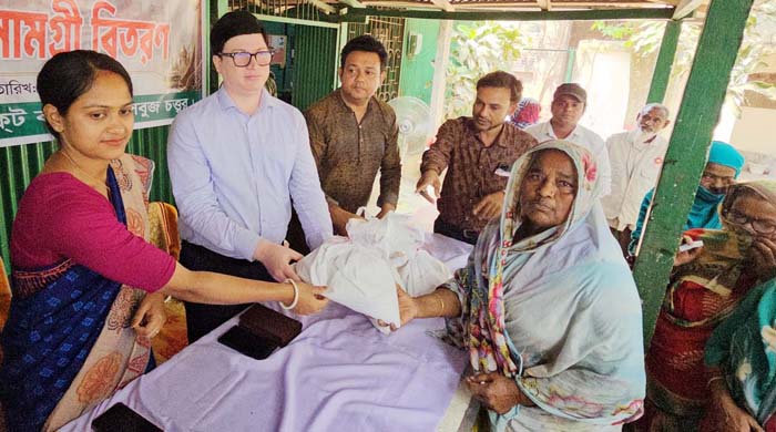  দৌলতদিয়া পূর্ব পাড়ায় সুবিধাবঞ্চিত  নারী ও শিশুদের মাঝে ঈদ সামগ্রী বিতরণ